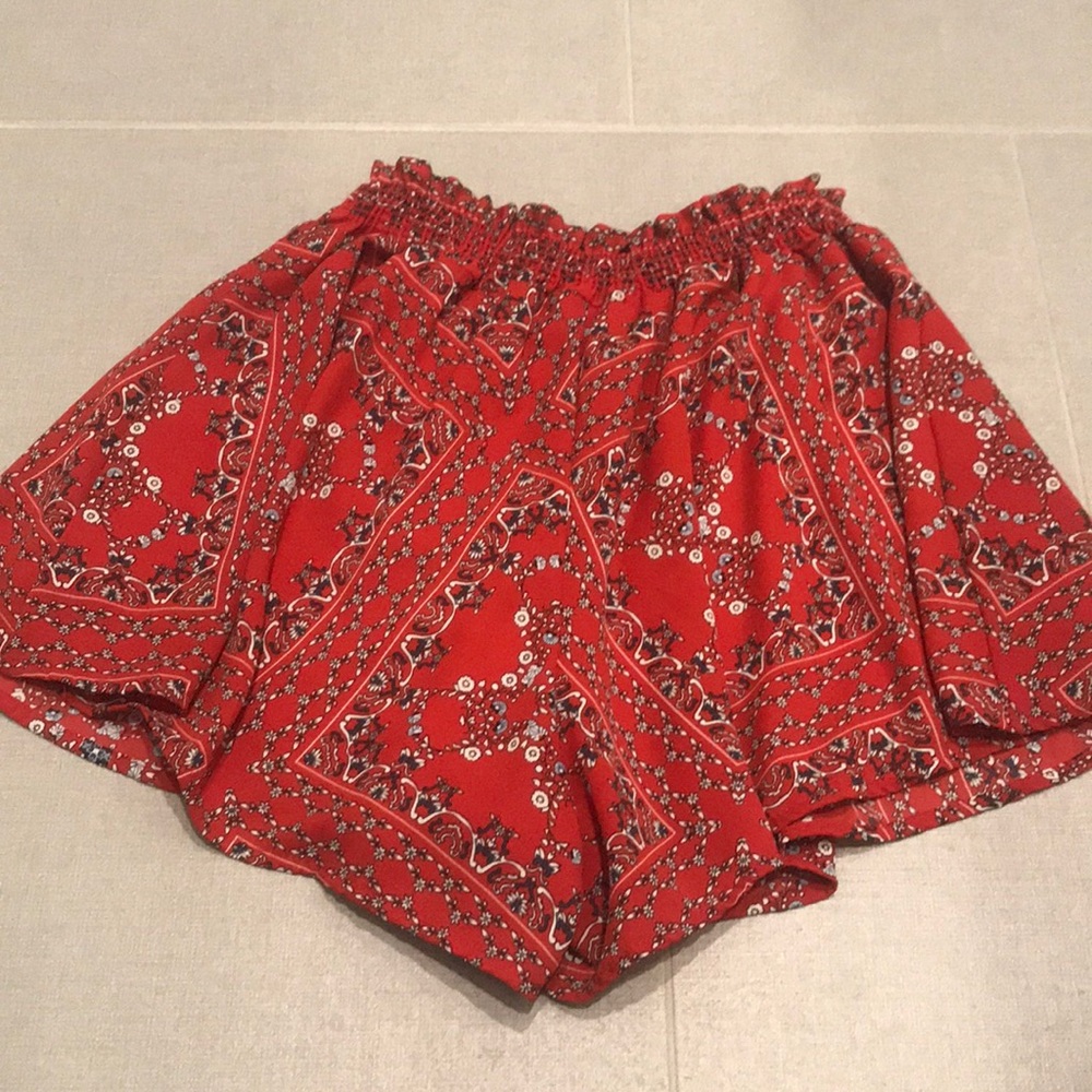 Red flowy patterned shorts - Picture 2 of 2